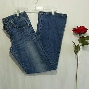 AMERICAN EAGLE JEANS. SIZE 8